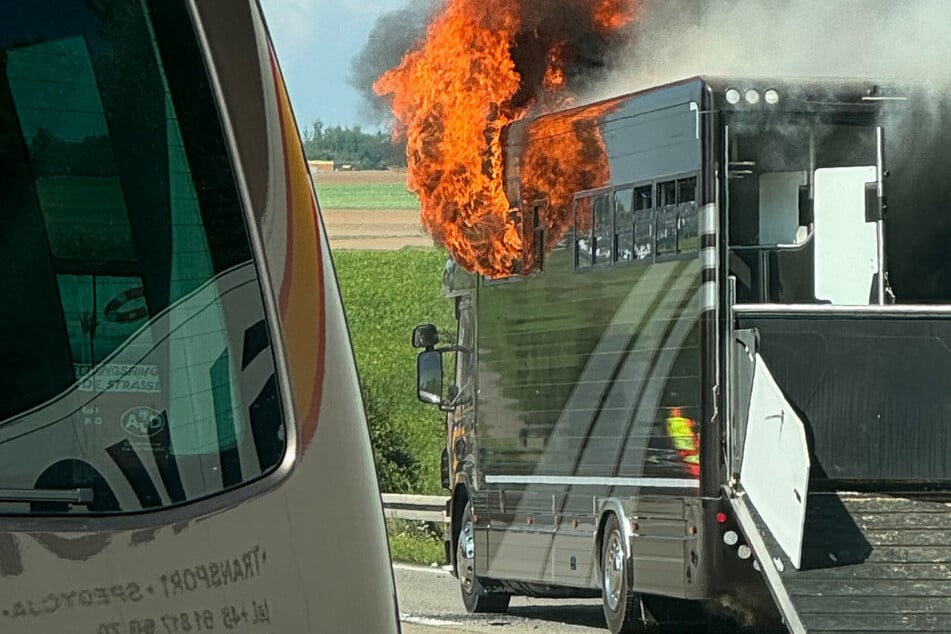 Flammen auf A9: Pferdetransporter fängt während der Fahrt Feuer