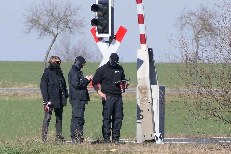 Vermummt und mit Sonnenbrille ausgestattet waren einige Polizisten im Einsatz.