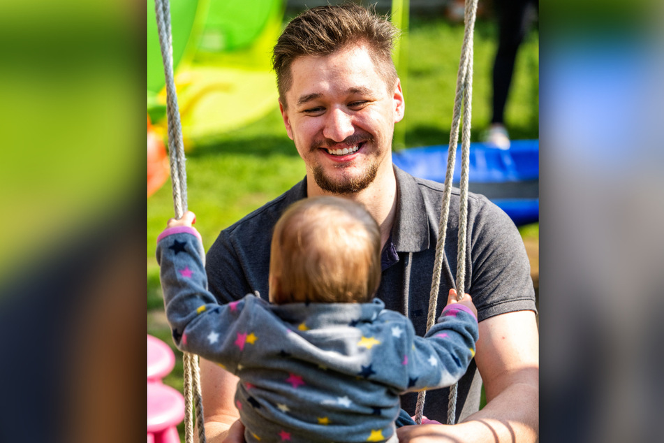 Valentin Schumann (23) gewöhnt Tochter Lotte (1) ans Spielen bei Tageseltern.