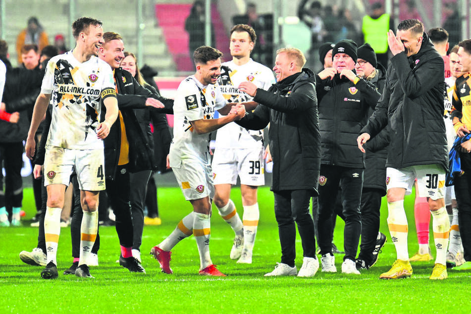 Dynamo-Trainer Markus Anfang (M.) freut sich mit seinem Dauertorschützen Ahmet Arslan.