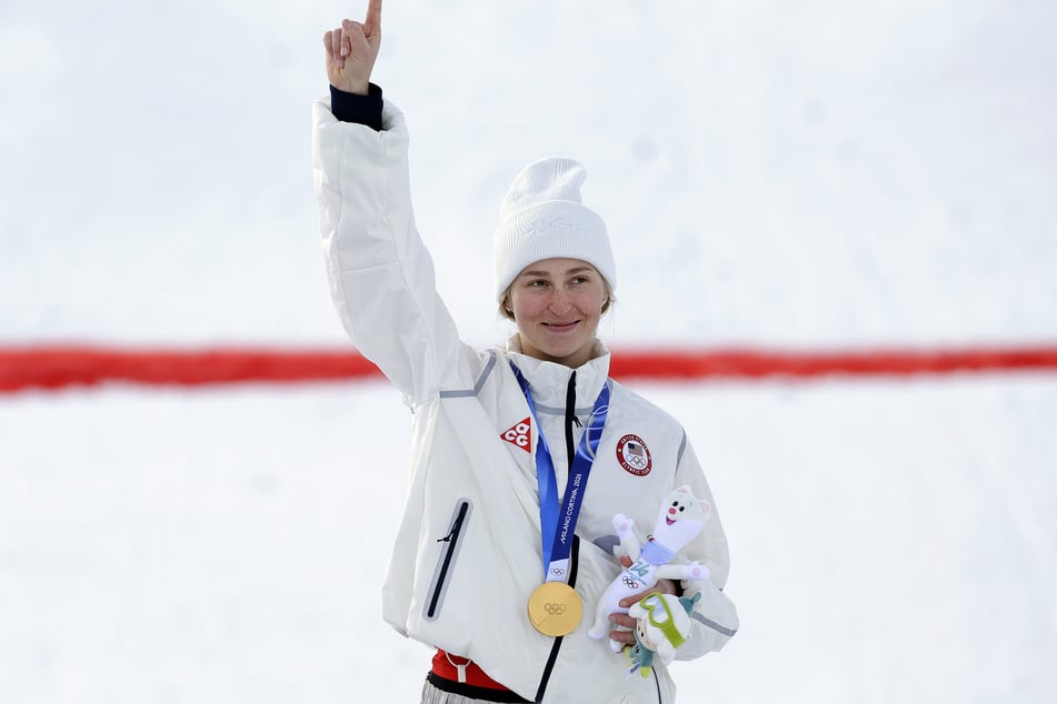 Elizabeth Lemley gewinnt Gold im Ski-Freestyle auf der Buckelpiste.