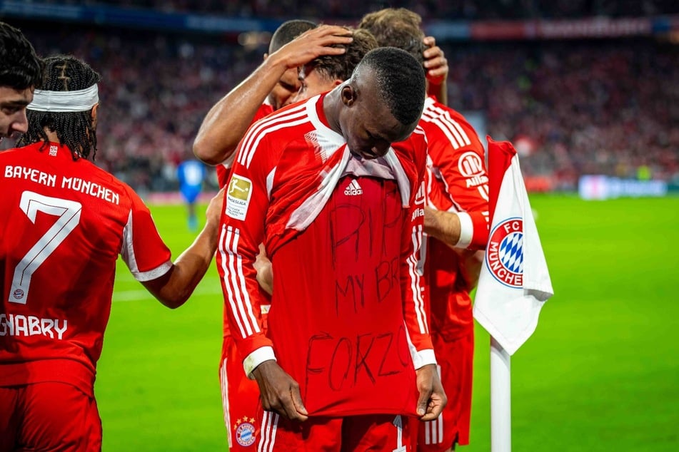 Nicolas Jackson (24) zeigt sein Shirt mit der Aufschrift: "RIP, my Bro Fokzo".