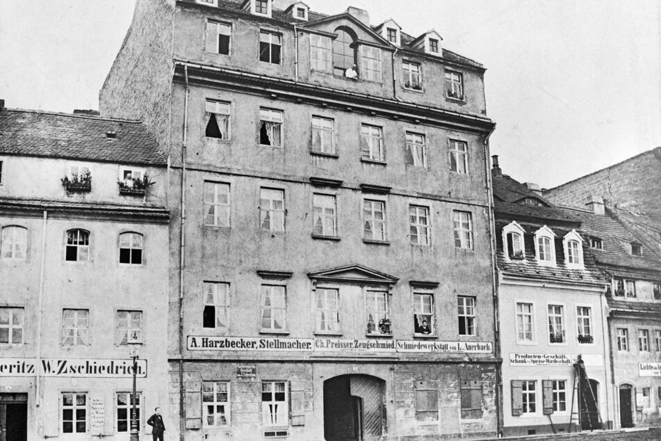 Der Maler wohnte viele Jahre "An der Elbe 33". Das Haus am heutigen Terrassenufer existiert nicht mehr.