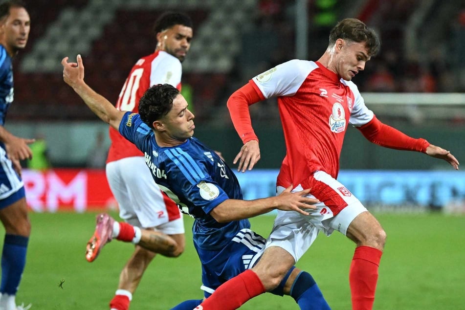 DFB-Pokal: Stadion jubelt, aber der Ball ist nicht drin! Schalke tut sich gegen Halle schwer