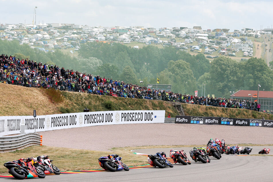 Im Vorjahr kamen mehr als 200.000 Fans auf den Sachsenring, für das Rennen im Juni sind bereits 70.000 Karten verkauft.