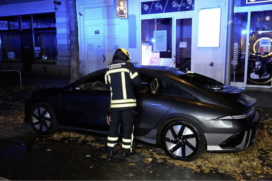 Wie die Polizei bestätigte, wurde auch ein Auto angezündet.