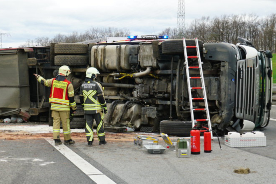 Unfall A4: Unfall auf der A4: Lkw kippt auf Autobahn und verliert literweise Diesel