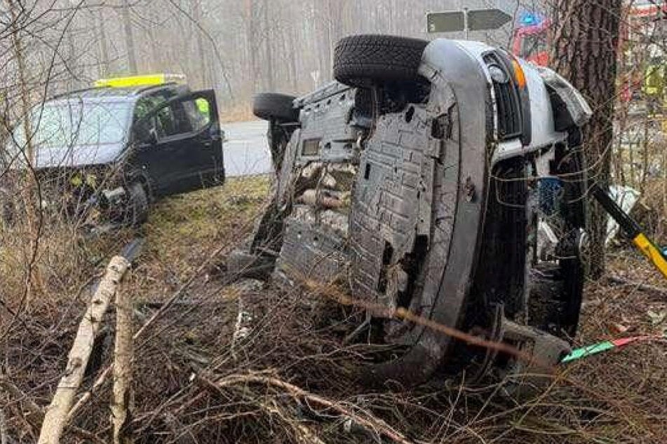 Bei einem Unfall im Landkreis Cuxhaven wurden drei Personen zum Teil schwer verletzt.