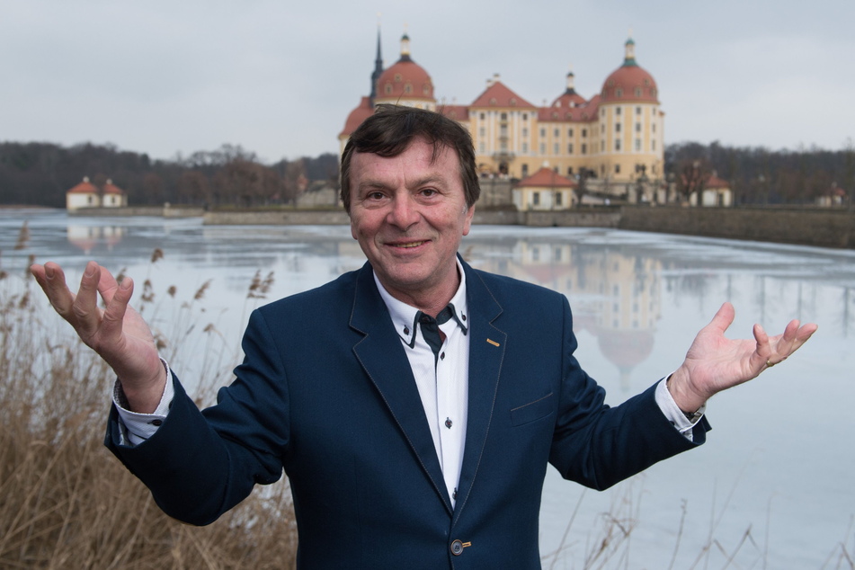 Prinz Pavel Travnicek (73) bereitet sich auf die Moderation des Adventskonzerts in Dresden vor.