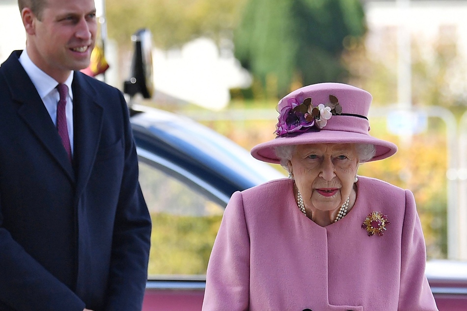 For the first time since lockdown, the Queen (94) made a public appearance, alongside her grandson Prince William (38).