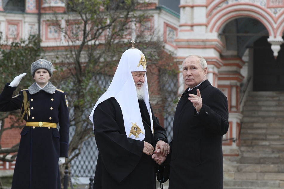 Am heutigen Samstag feierte Russland den Tag der nationalen Einheit. Präsident Putin (71, r.) zeigte sich dazu auf dem roten Platz im Gespräch mit Kirill, dem Patriarchen der Russisch-Orthodoxen Kirche. Oder war es doch einer seiner Doppelgänger?