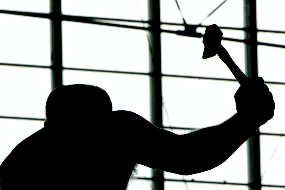 Streit eskaliert: Nachbar geht mit Hammer auf jungen Mann (18) und dessen Freunde los