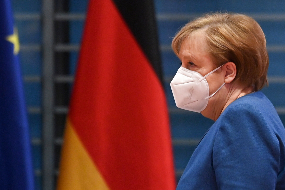 Bundeskanzlerin Angela Merkel (CDU) kommt mit Mund-Nasen-Maske zur Kabinettssitzung im Bundeskanzleramt.