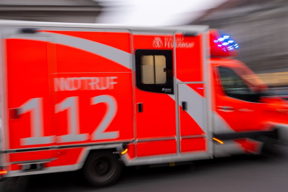 Rettungskräfte brachten den 72-jährigen Radler in ein Krankenhaus, wo er intensivmedizinisch behandelt wird.