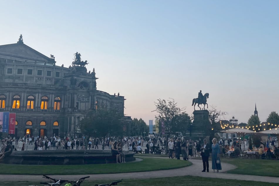 Viele Menschen trafen sich am Samstag bei schönem Wetter, um Kultur in Dresden zu erleben.