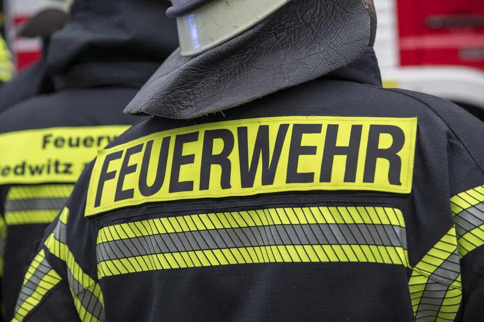 Einsatzkräfte der Feuerwehr überprüften das betroffene Ausflugsschiff. (Symbolfoto)