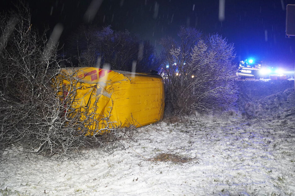 Der Fahrer des DHL-Transporters wurde bei dem Crash in der Nacht zum Freitag verletzt.