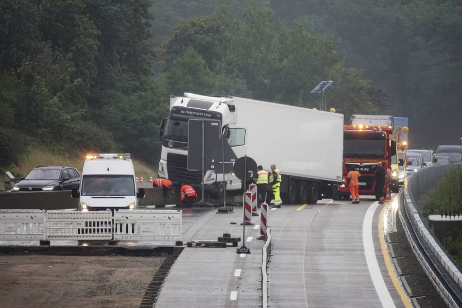 Der Lkw blockiert eine Fahrspur. Die folgenden Autos kommen zunächst nicht an dem Lastwagen vorbei.
