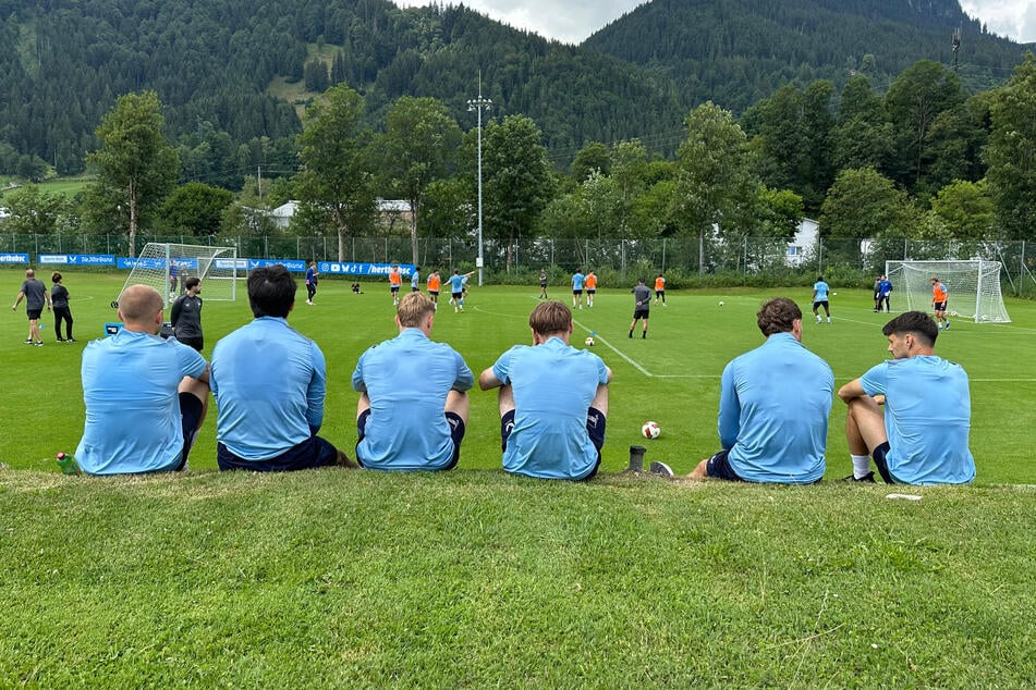 Haben bei ihren Kollegen alles im Blick; Josip Brekalo (28, r.), Pascal Klemens (21, 2.v.r.) und Co.