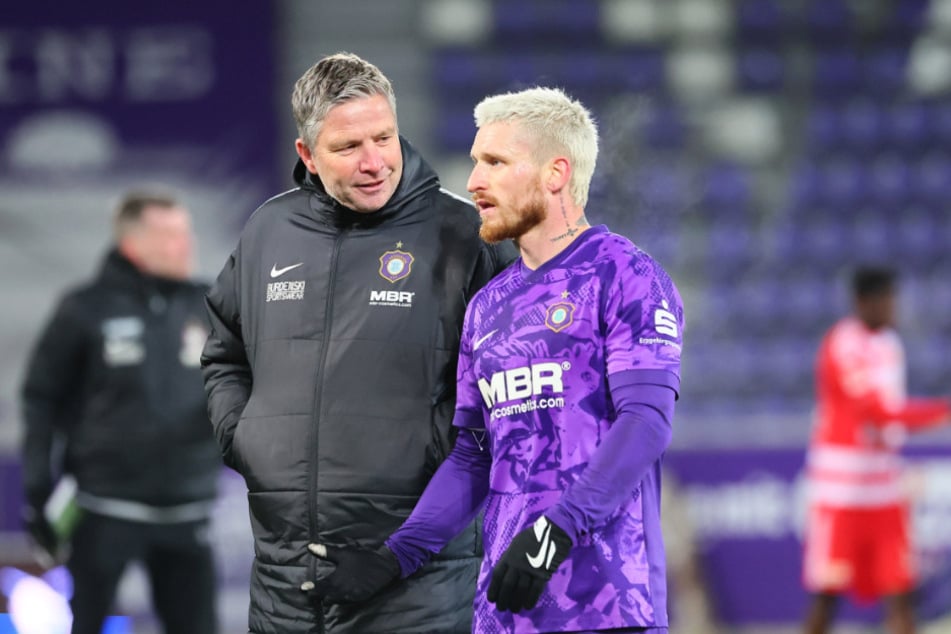 Neu-Sportchef Michael Tarnat (56, l.) fand viel Lob für seine Mannschaft, sah aber auch die vertanen Torchancen.