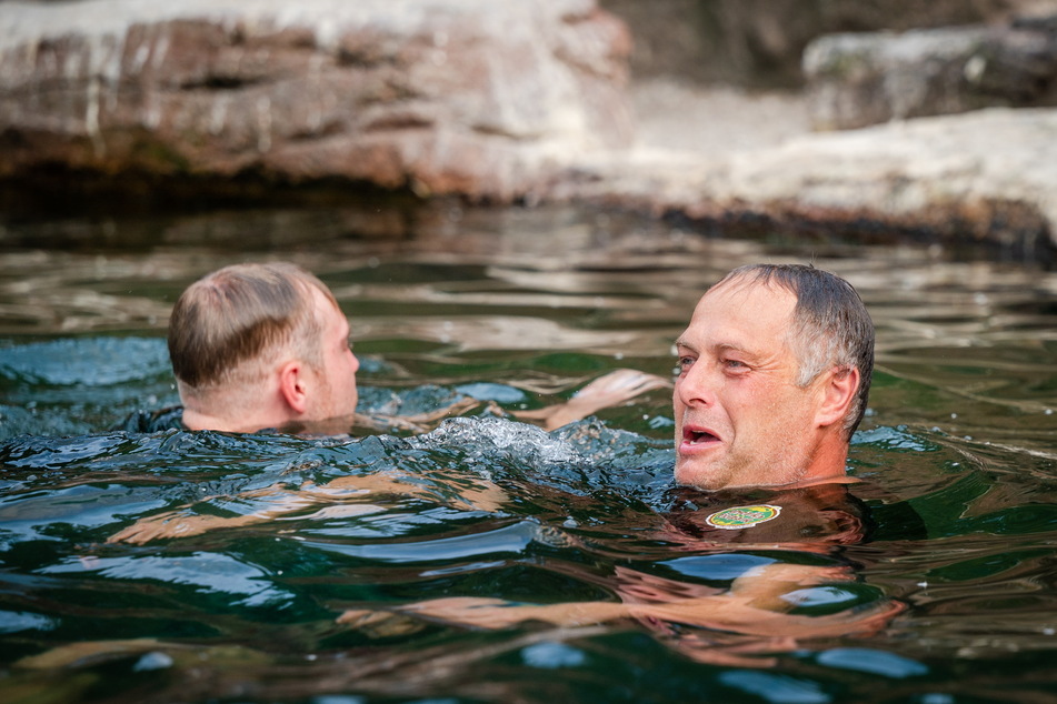 Erfrischend fanden die Tierpfleger Philipp Hans (l.) und Mike Richter (54) das Bad bei den Pinguinen.
