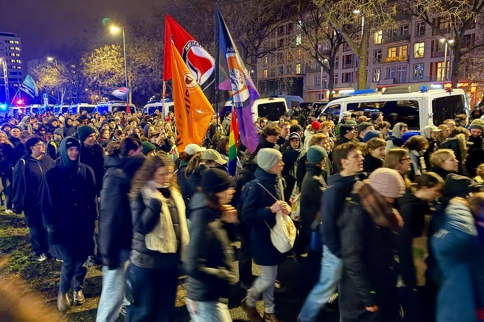 Mehr als 1000 Demonstranten protestierten gegen eine Mahnwache der Neonazis und das Gedenken an sich.