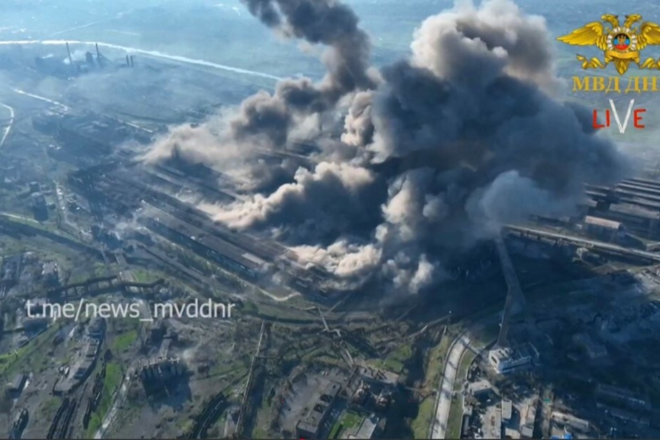 Das Stahlwerk in Mariupol steht seit Tagen unter heftigem Beschuss.