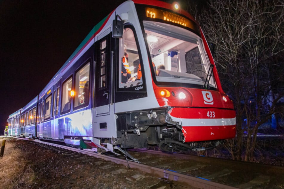 Die City-Bahn wurde bei dem Crash stark in Mitleidenschaft gezogen.