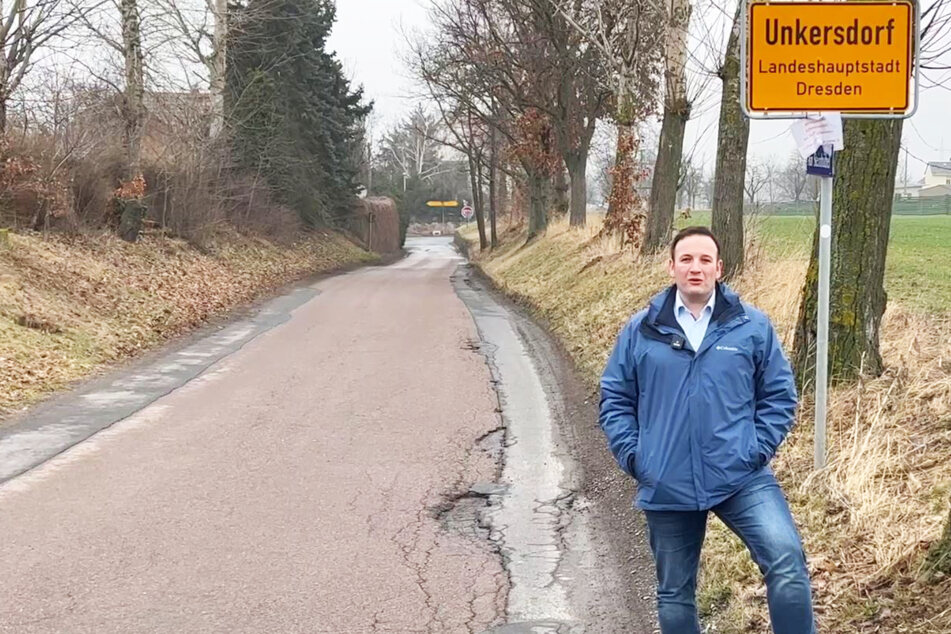 Stadtrat Mirko Göhler (38, CDU) ist ob der Schlaglöcher an der Straße entsetzt.