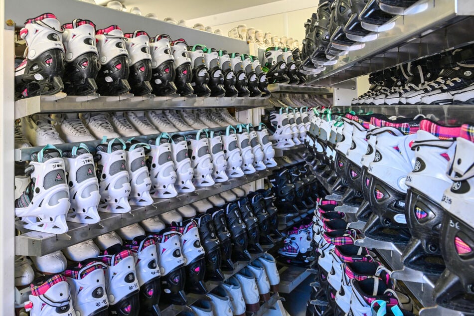 Die Regale im Schlittschuhverleih sind rappelvoll bestückt.