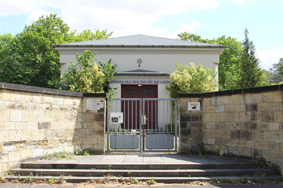 Der Neue Jüdische Friedhof zu Leipzig wurde 1928 eröffnet. Die große Trauerhalle mit Kuppel wurde 1939 von den Nazis gesprengt.
