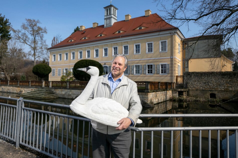 Ortsvorsteher Gernot Heerde sammelt Spenden, um nicht mehr mit dem Plaste-Schwan posieren zu müssen.