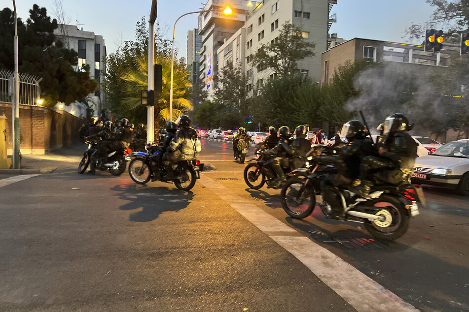 Seit den heftigen Protesten im Iran wurde die örtliche Polizei schon aufgrund einiger Attacken und Angriffe auf die Bevölkerung angeprangert. (Symbolbild)