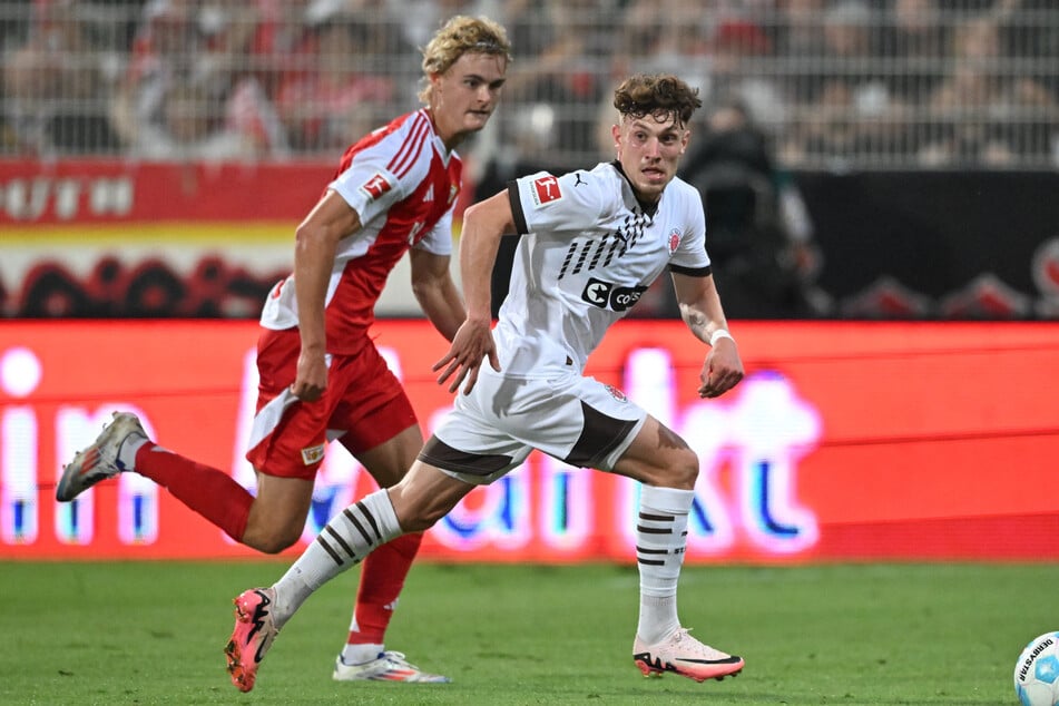 St.-Pauli-Profi Philipp Treu (23, r.) erwartet gegen den FC Augsburg ein "ekliges Spiel".