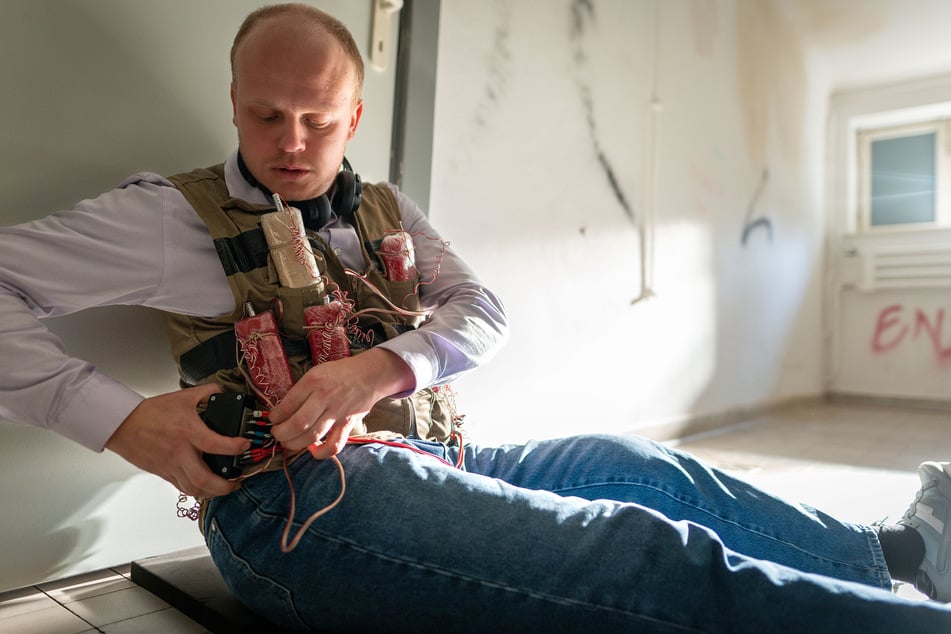 Felix Lange (Sebastian Jakob Doppelbauer, 30) plant Größeres.