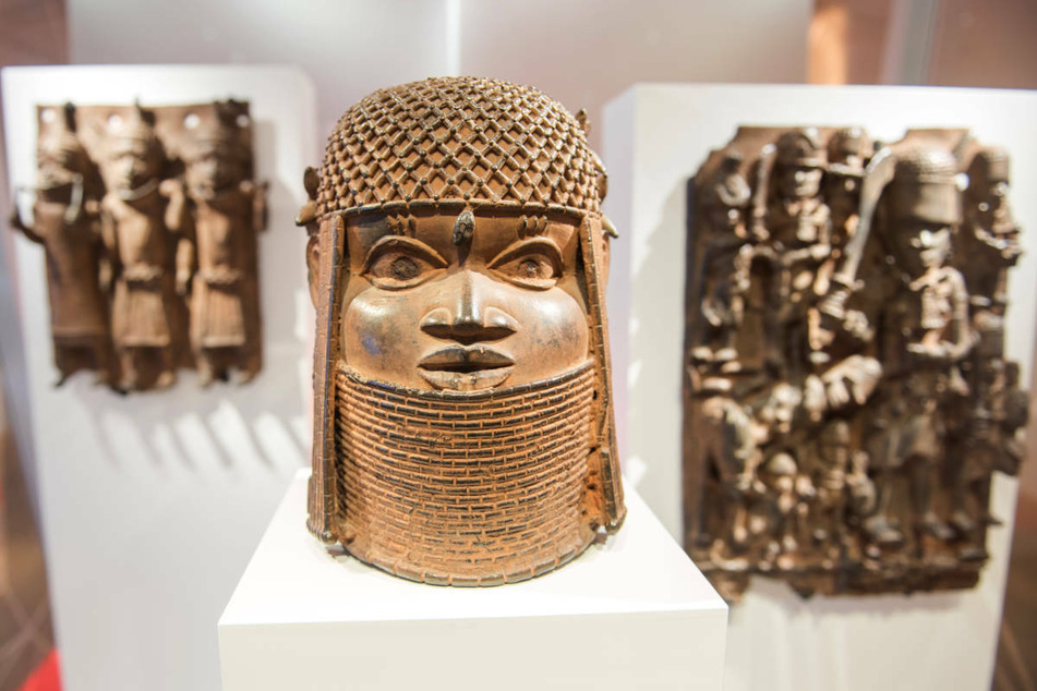Raubkunst-Bronzen aus Benin sind 2018 im Museum für Kunst und Gewerbe in Hamburg ausgestellt. Am Dienstag berät die Stiftung Preußischer Kulturbesitz über weitere Schritte für die geplante Rückgabe der Benin-Bronzen. (Archivfoto)