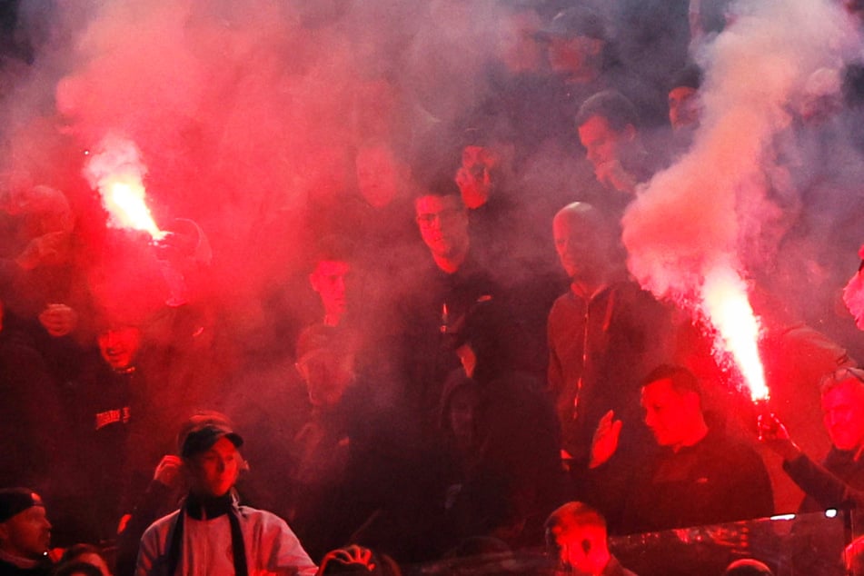 Bei dem Spiel von Eintracht Frankfurt gegen den FC Barcelona Anfang Dezember zündeten Frankfurter Fans verbotene Pyrotechnik.