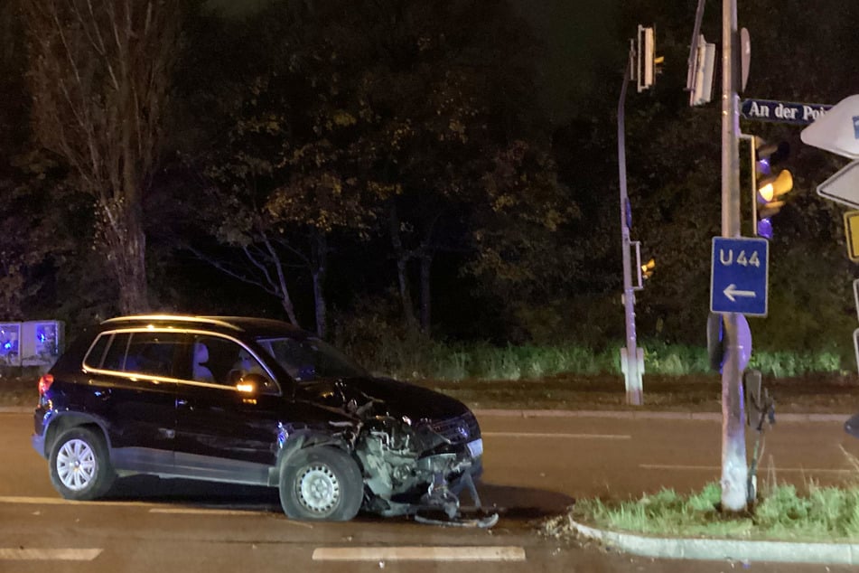 Der VW kam erst am Mast auf einem Grünstreifen zum Stehen.