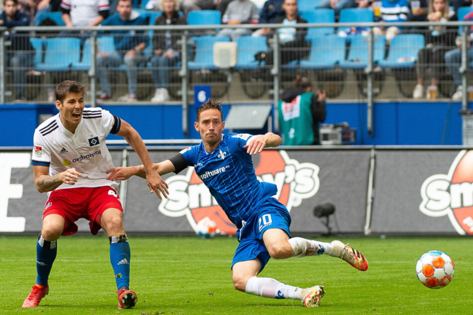 Am 4. Spieltag gegen den HSV gehörte Jannik Müller (28, r.) noch zum Darmstädter Stammpersonal. Es war sein letztes Spiel von Beginn an.
