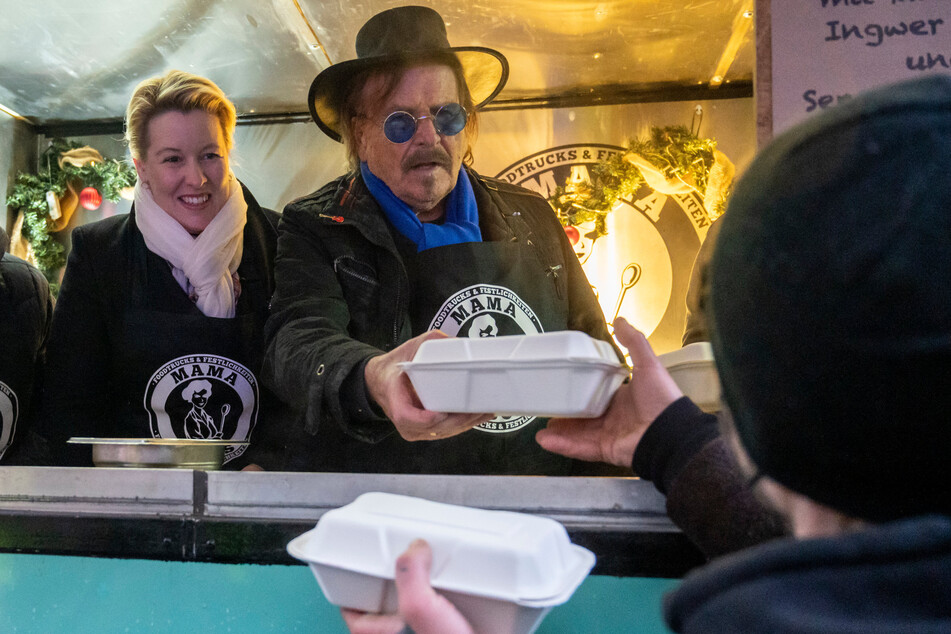 Frank Zander (81) verteilte in den vergangenen drei Jahren in der Vorweihnachtszeit Essen in einem Foodtruck der Caritas.