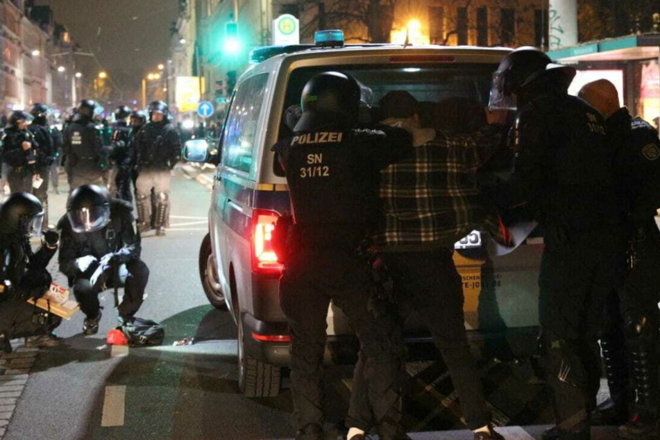 Nach der "ACAB"-Demo am 13. Dezember in Leipzig prüft die Polizei eine Dienstaufsichtsbeschwerde gegen einen Beamten der Bereitschaftspolizei.