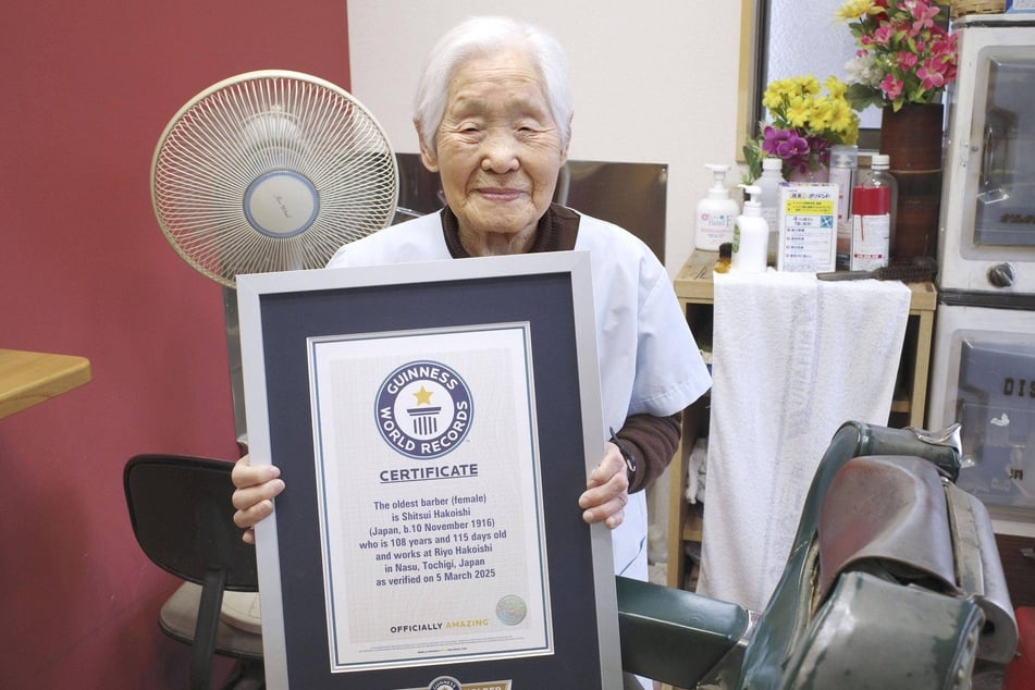 The 108-year-old Japanese woman Shitsui Hakoishi has achieved a Guinness World Record as the oldest female hairdresser.