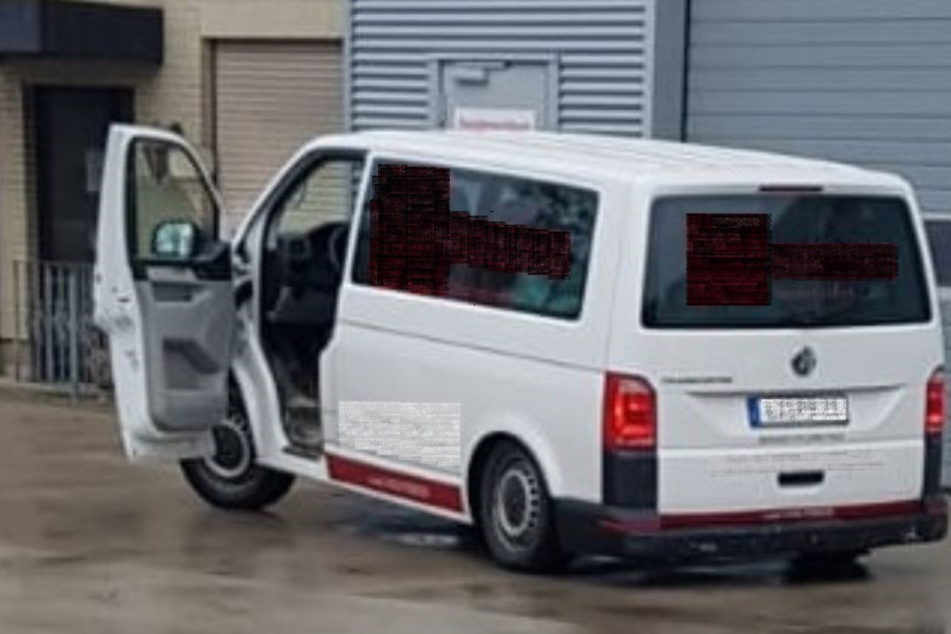 Das Heck des Wagens berührte fast die Straße.