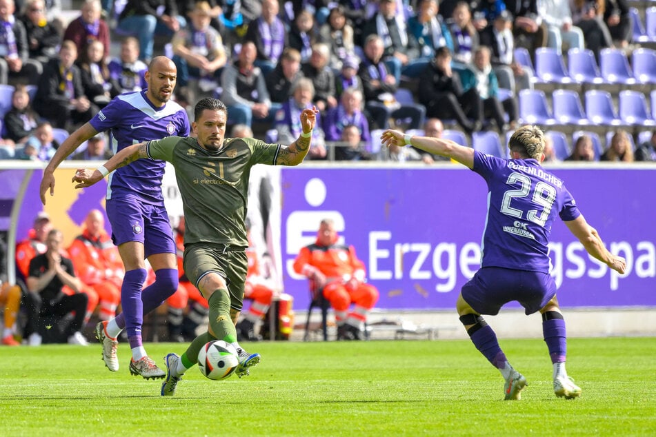 Pascal Testroet (34, M.) bei seinem letzten Auftritt vor vier Wochen in Aue mit dem FC Ingolstadt. Ihn wünschen sich viele Fans der Erzgebirger zurück.