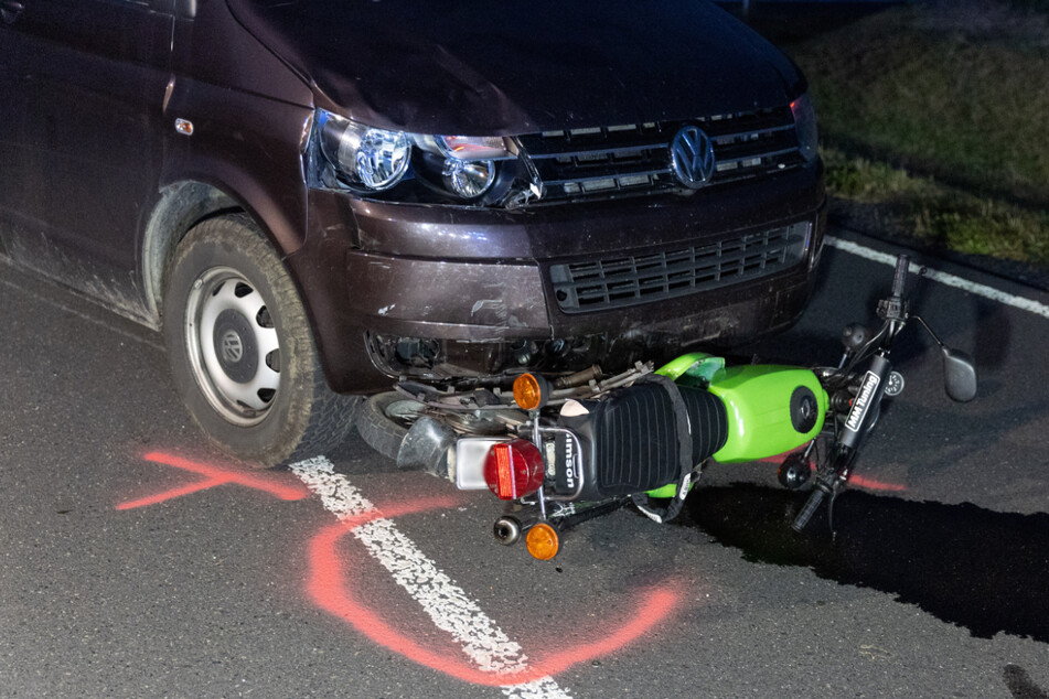 VW kracht mit Moped zusammen: Zwei Teenager schwer verletzt, Beifahrerin sogar lebensgefährlich