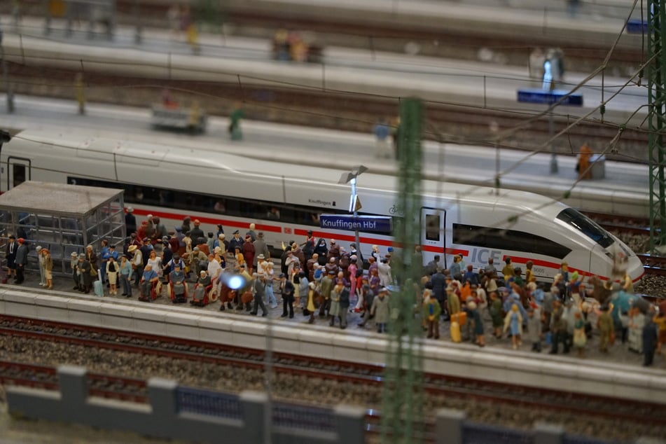 Nächster Halt: Knuffingen. Der gleichnamige Mini-ICE am Bahnhof der Fantasiehauptstadt des Miniatur Wunderlands.