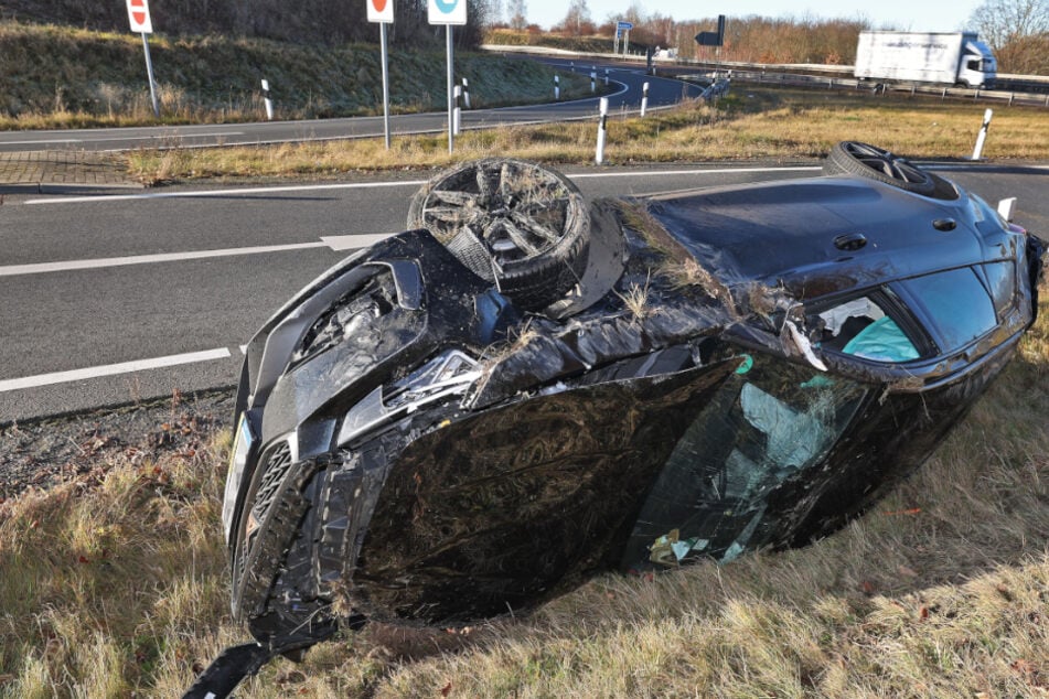 Unfall A4: Unfall auf A4-Abfahrt bei Glauchau: Seat-Fahrer fährt Auto zu Schrott