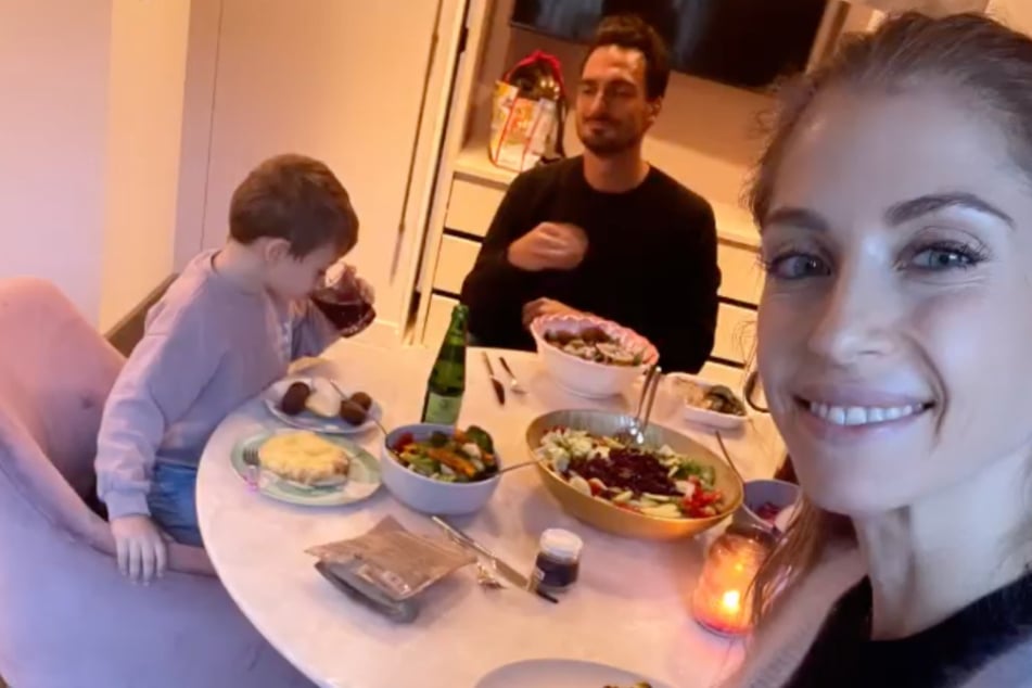 Happy Family: Cathy Hummels (34) zeigt sich zusammen mit Papa Mats (33) und Sohn Ludwig.