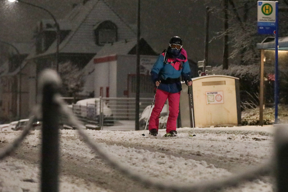 Eine junge Wuppertalerin zog es am Donnerstagabend auf die Ski, sie fuhr einige Bahnen über den Weinberg/Opphofer Straße in Wuppertal-Elberfeld.
