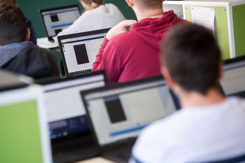 Umfrage unter Lehrern zur Digitalisierung: Weiterhin Defizite bei Technik an Schulen!